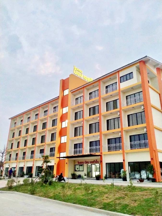 โรงแรมนิยม เอสทีเอ็น 2 - Niyom Stn 2 Hotel Ban Phue Экстерьер фото